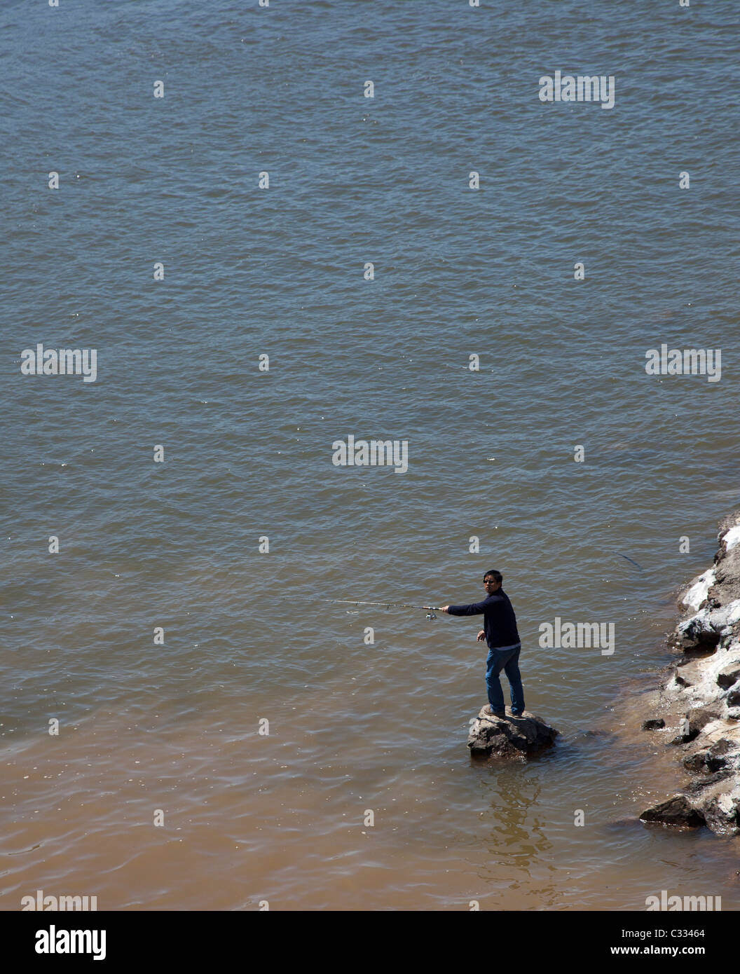 Lenoir City, Tennessee - ein Fischer unter die Tennessee Valley Authority Fort Loudoun Dam auf dem Tennessee River. Stockfoto