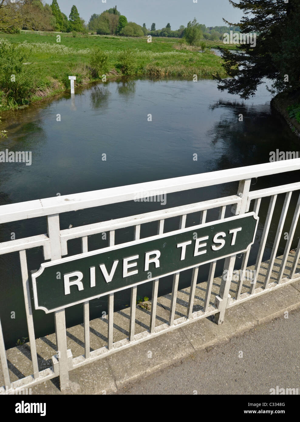 Fluss-Test anmelden Brücke bei stockbridge Stockfoto