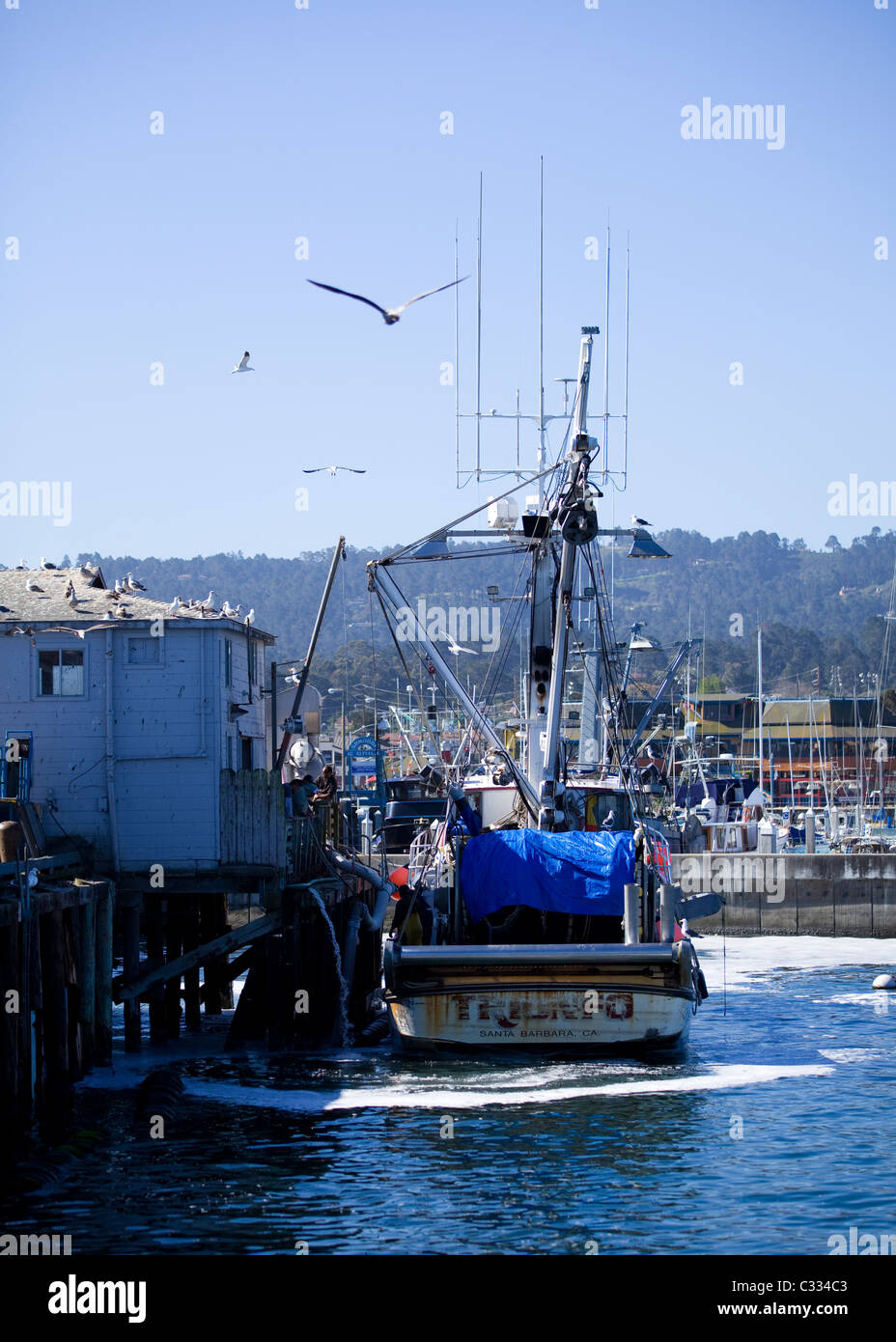 Kleines Fischerboot zum Entladen seiner täglichen angedockt zu fangen Stockfoto