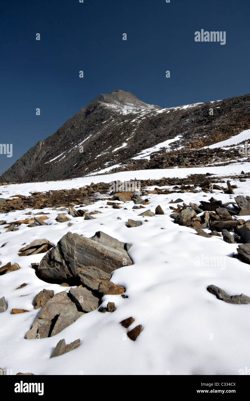 Sajan-Gebirge. Felsen, Schnee, Steinen und Himmel. Sibirien. Russland. Stockfoto