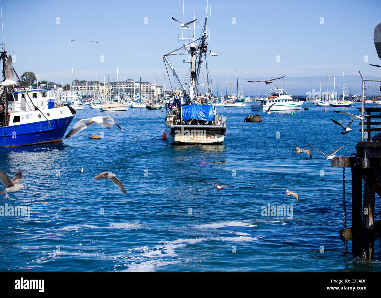 Kleines Fischerboot verlassen dock Stockfoto