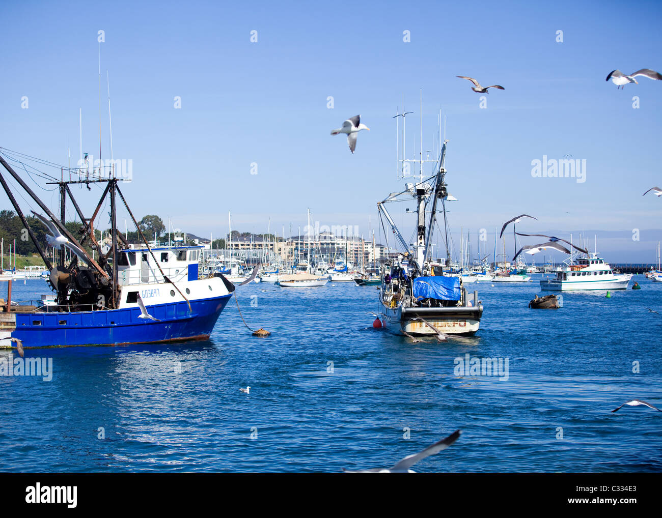Kleines Fischerboot verlassen dock Stockfoto