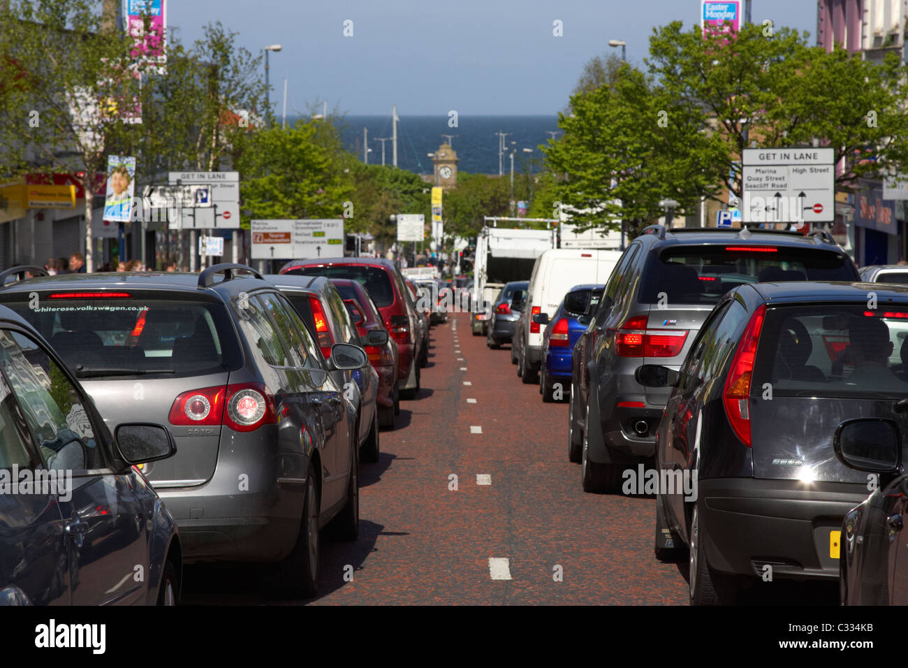 Gassen voller Feiertag Verkehr auf Haupt Straße Bangor Grafschaft unten Nordirland Vereinigtes Königreich Stockfoto