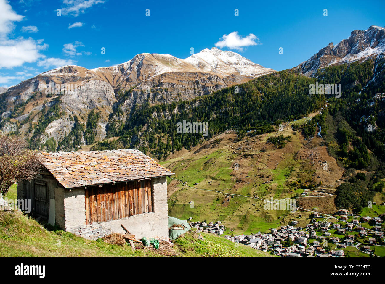 Vals Dorf in der Schweiz Alpen mit alpinen Berglandschaft Stockfoto