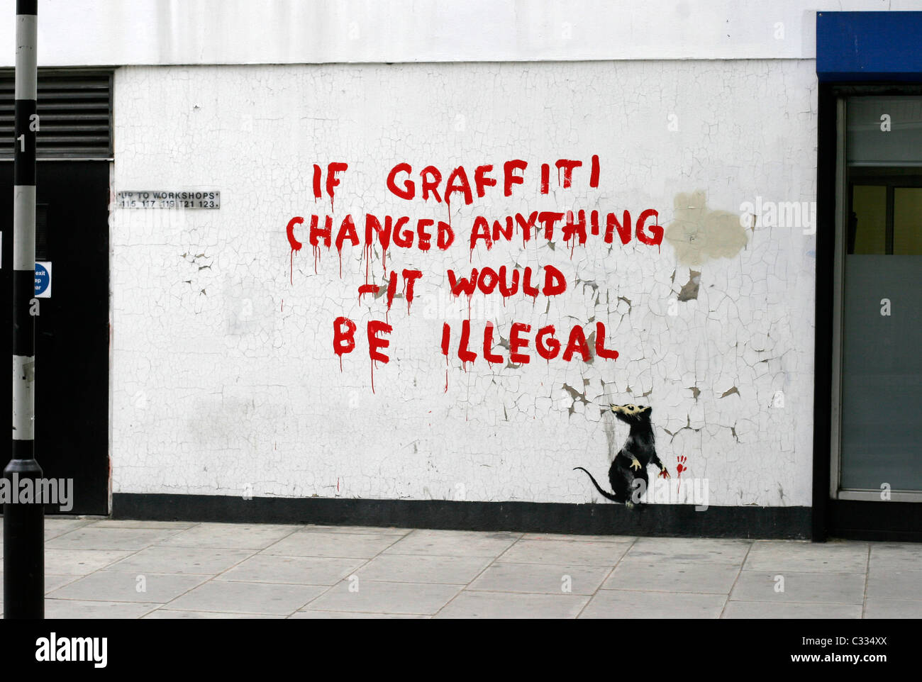 Banksy Graffiti auf einer London Wall, Graffiti-verändert wäre es illegal Stockfoto