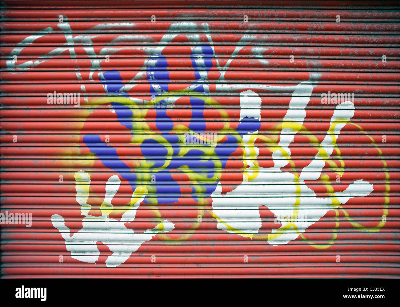 Große Hand drucken Graffiti auf Sicherheitsrollläden, Ormeau Road, Belfast. Stockfoto
