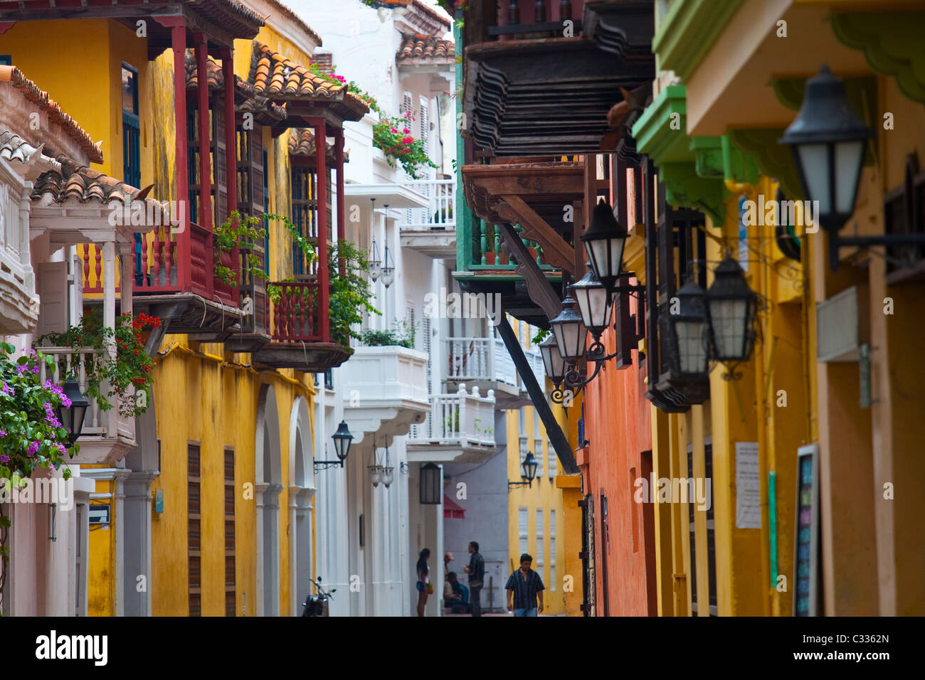 Schmale Gasse in der Altstadt, Cartagena, Kolumbien Stockfoto