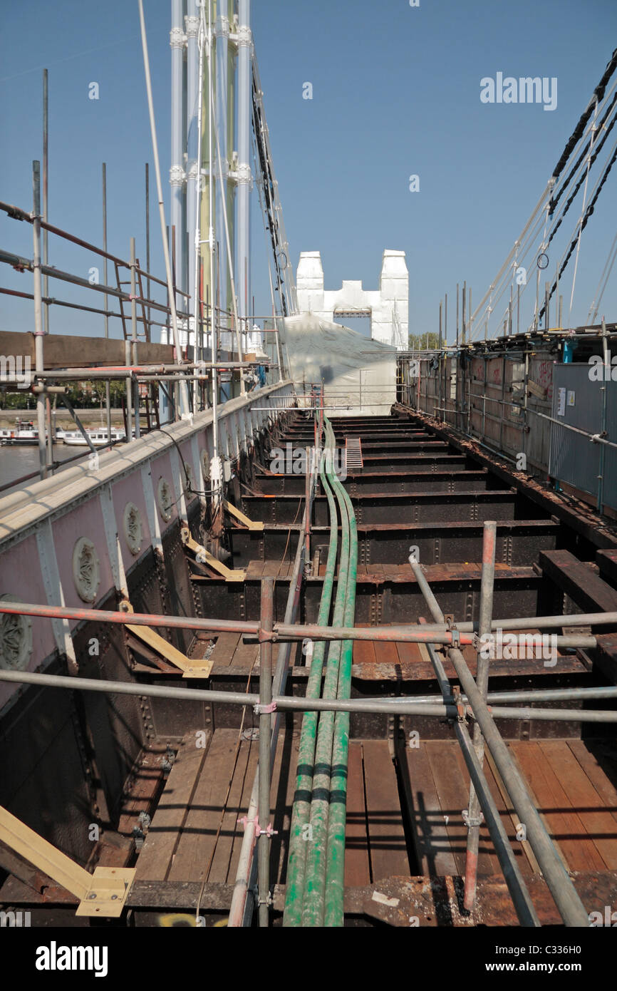 Laufenden Reparaturarbeiten (April 2011) an der Albert-Brücke über den Fluss Themse in London, England. Stockfoto