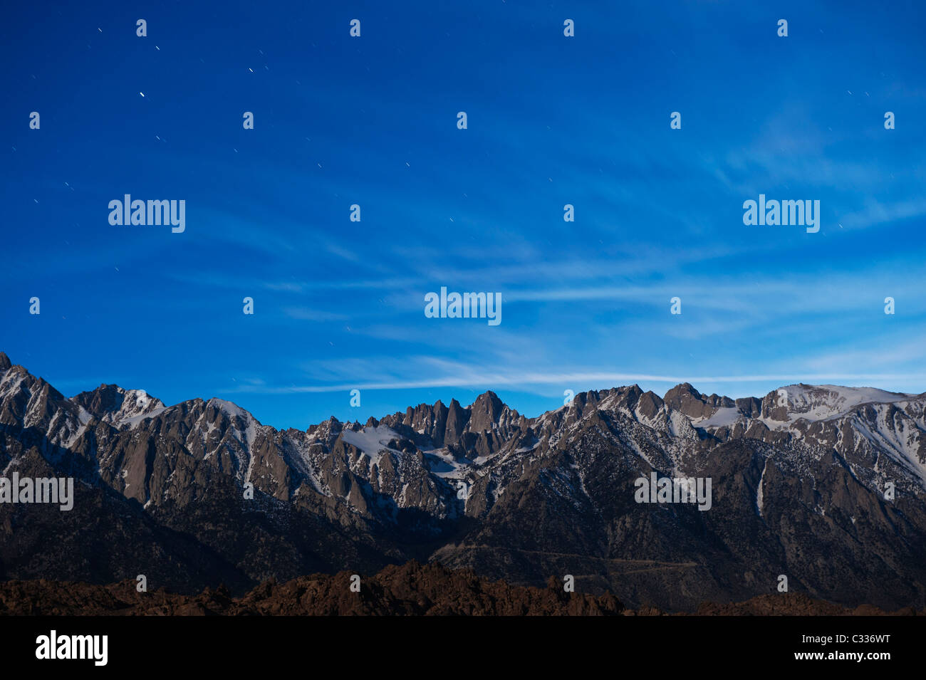 Abendhimmel über Mount Whitney und die Berge der Sierra Nevada, Alabama Hills, Kalifornien, USA Stockfoto