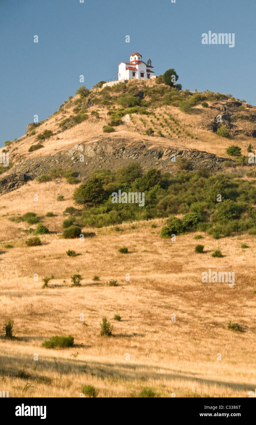 Idyllische traditionelle griechische Kirche auf Hügel in der Nähe von Trigona, Trigona, Ebene von Thessalien, Griechenland, Europa Stockfoto
