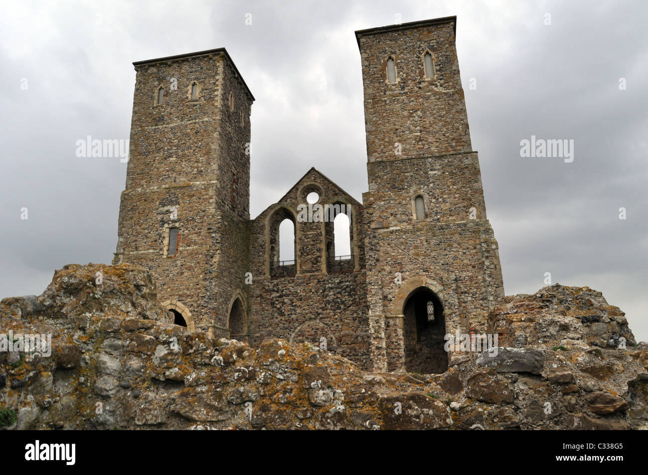 Römisches Kastell bei Reculver mit den Überresten des 12. Jahrhundert Türme der Pfarrkirche Kirche in der Nähe von Herne Bay Kent Stockfoto