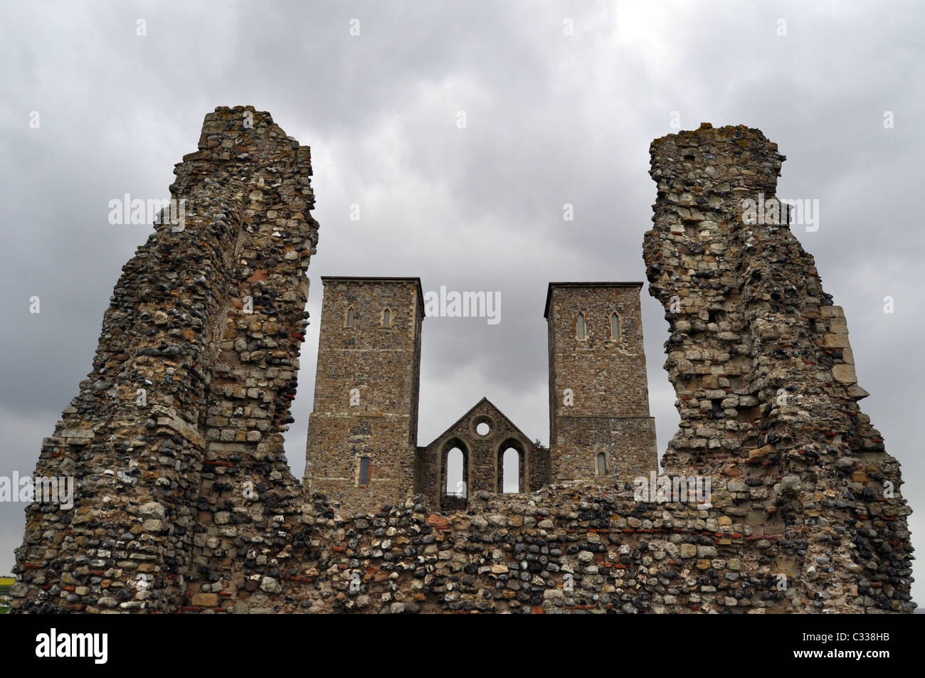 Römisches Kastell bei Reculver mit den Überresten des 12. Jahrhundert Türme der Pfarrkirche Kirche in der Nähe von Herne Bay Kent Stockfoto
