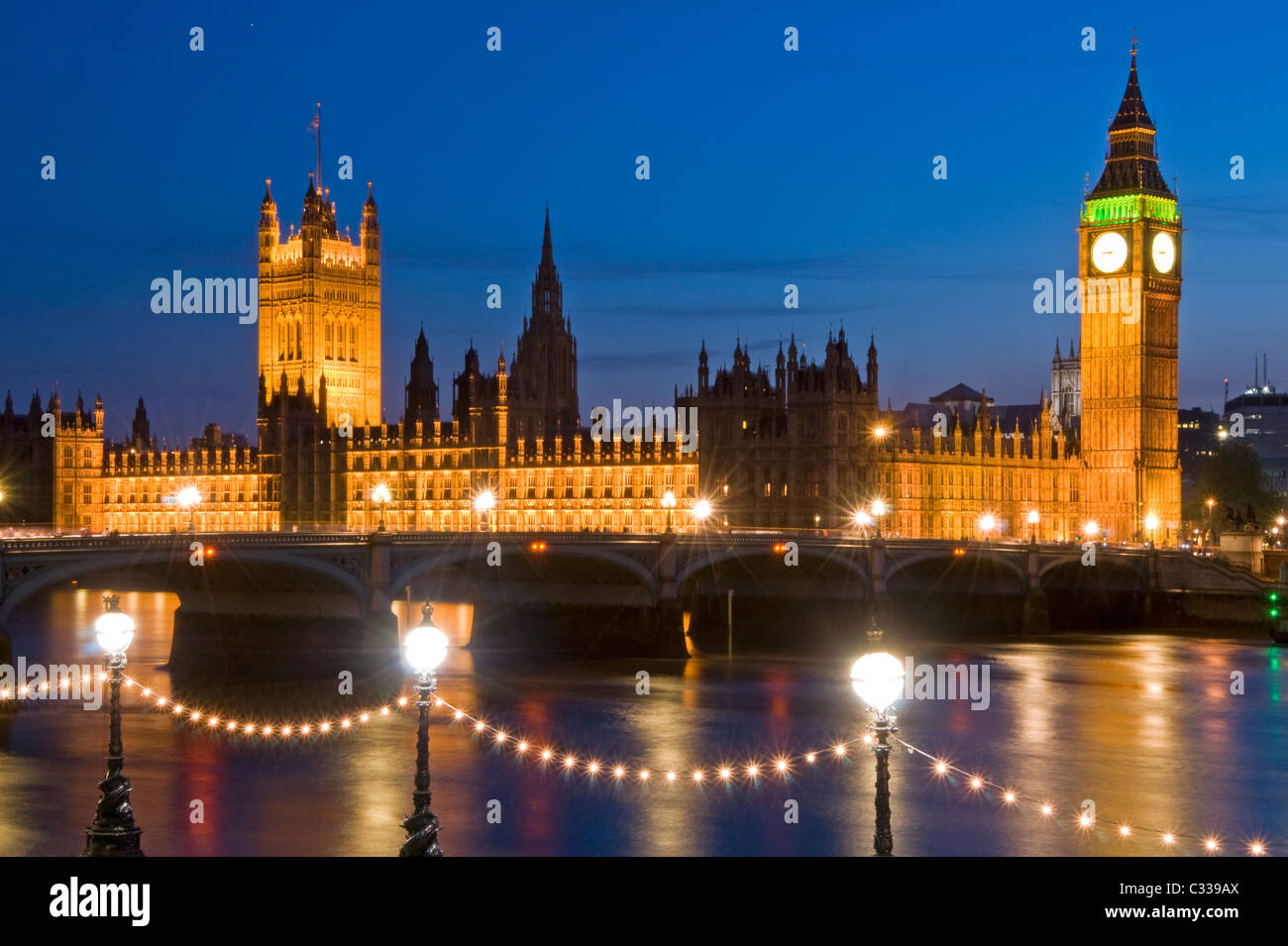 Die Häuser des Parlaments, Westminster Bridge & der Themse bei Nacht, London, England, UK Stockfoto