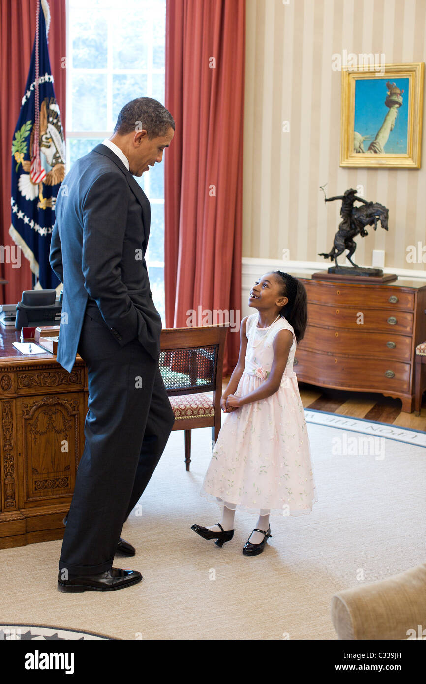 Präsident Barack Obama begrüßt Halle Major während eines Besuchs der Make-A-Wish im Oval Office, 29. März 2011. Stockfoto