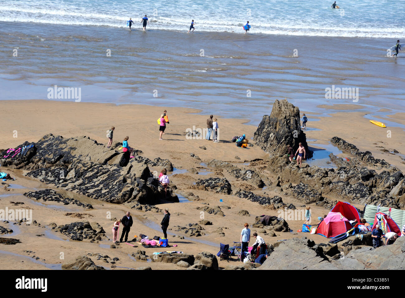 Urlauber auf Northcott Mund Strand bei Ebbe Nordcornwall Westen des Landes in der Nähe von Bude England Stockfoto