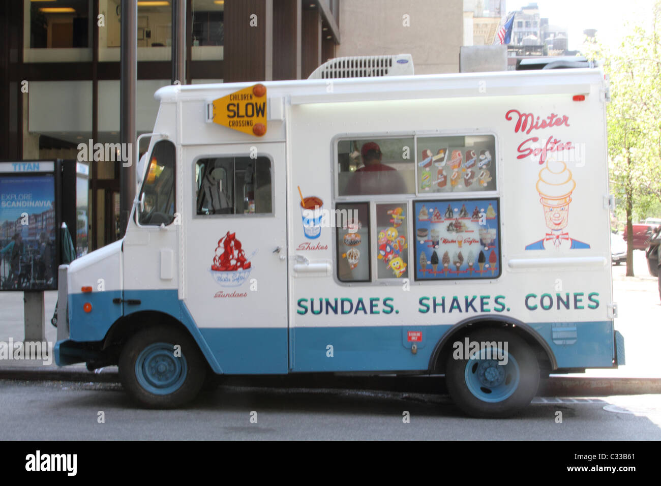 Ice Cream Truck geparkt in New York City Straße an einem Sommertag. Stockfoto