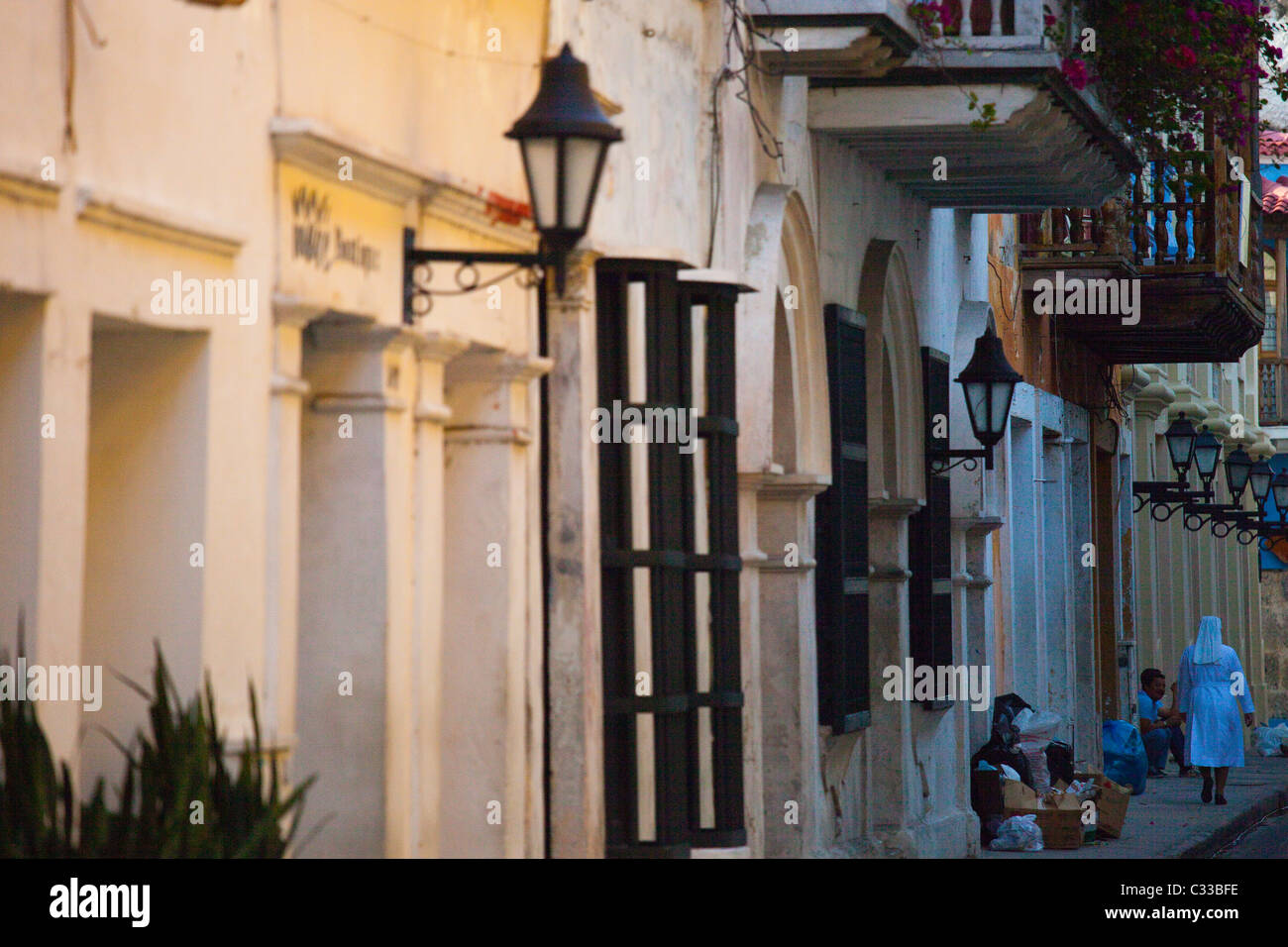 Katholische Nonne in den engen Gassen der Altstadt in Cartagena, Kolumbien Stockfoto