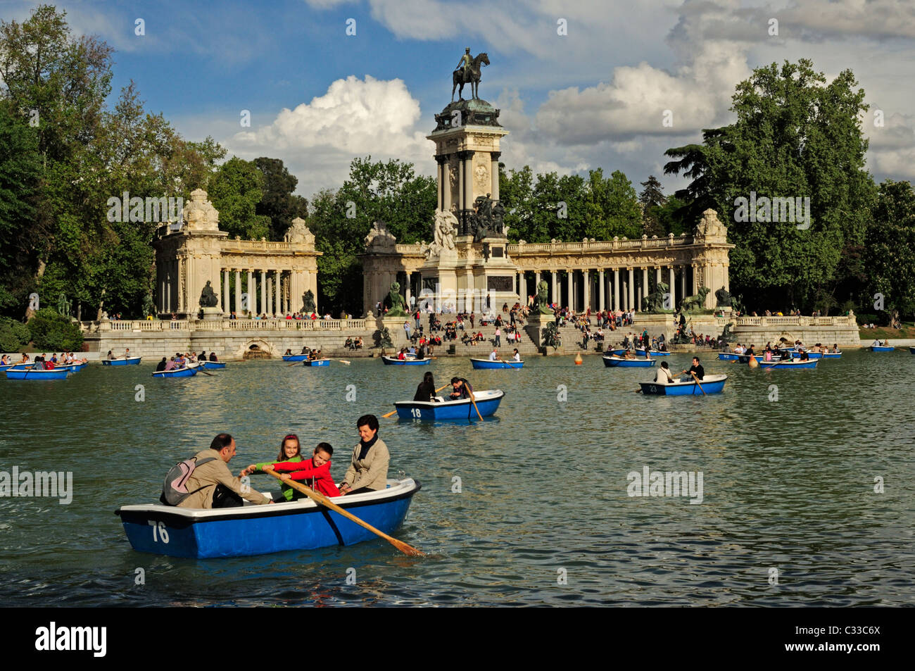 See und Denkmal für Alfonso XII. El Parque del Retiro, Madrid, Spanien. Stockfoto