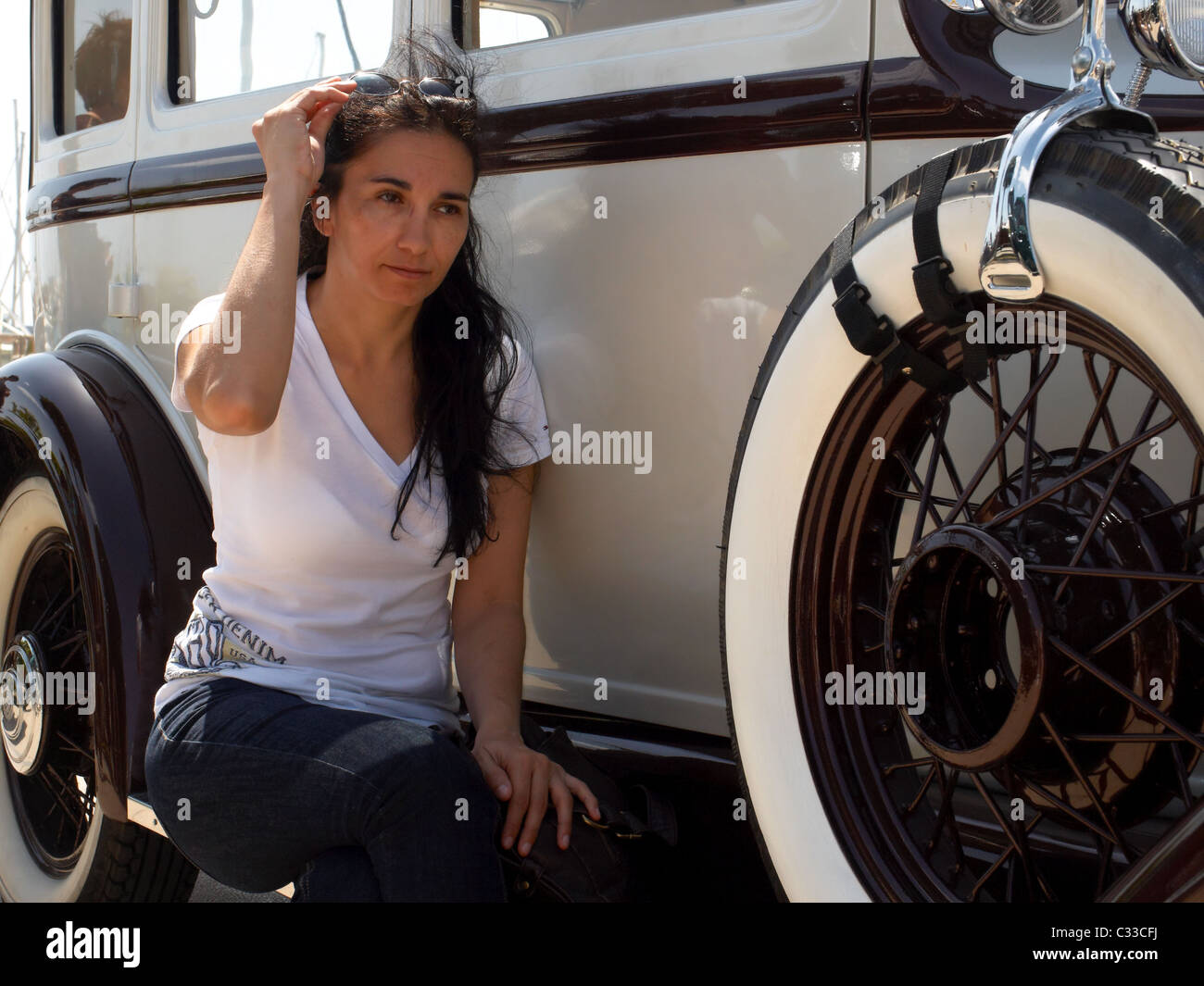 -Frau im Oldtimer. Stockfoto