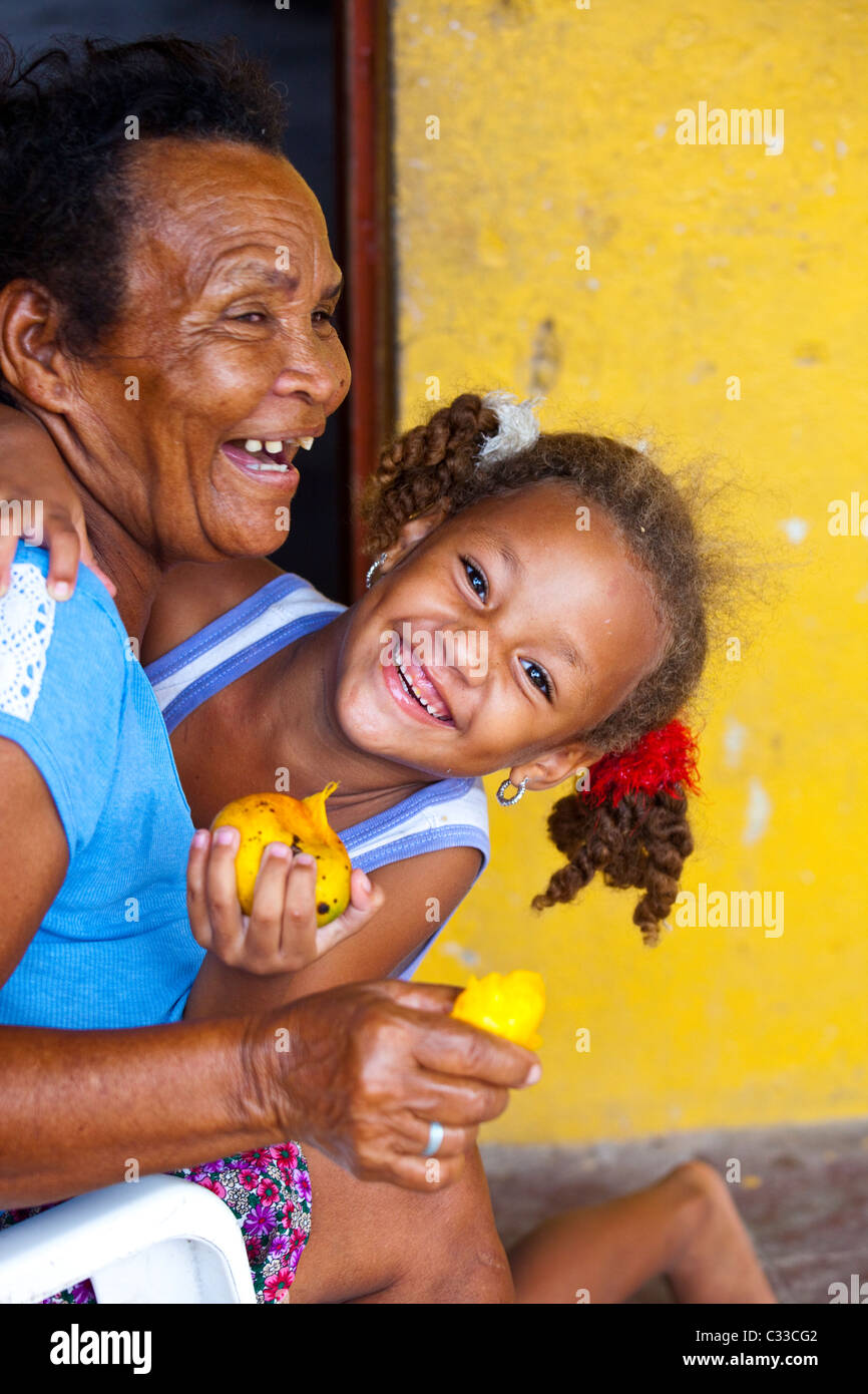 Kolumbianischen Mädchen und ihre Großmutter, Bocachica, Cartagena, Kolumbien Stockfoto