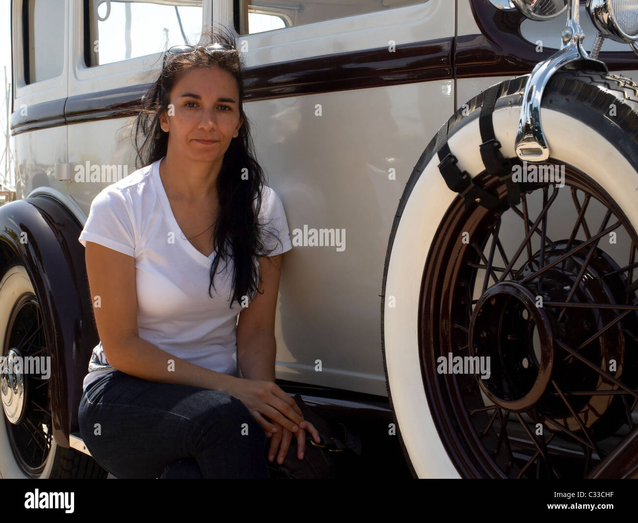 -Frau im klassischen Auto- Stockfoto