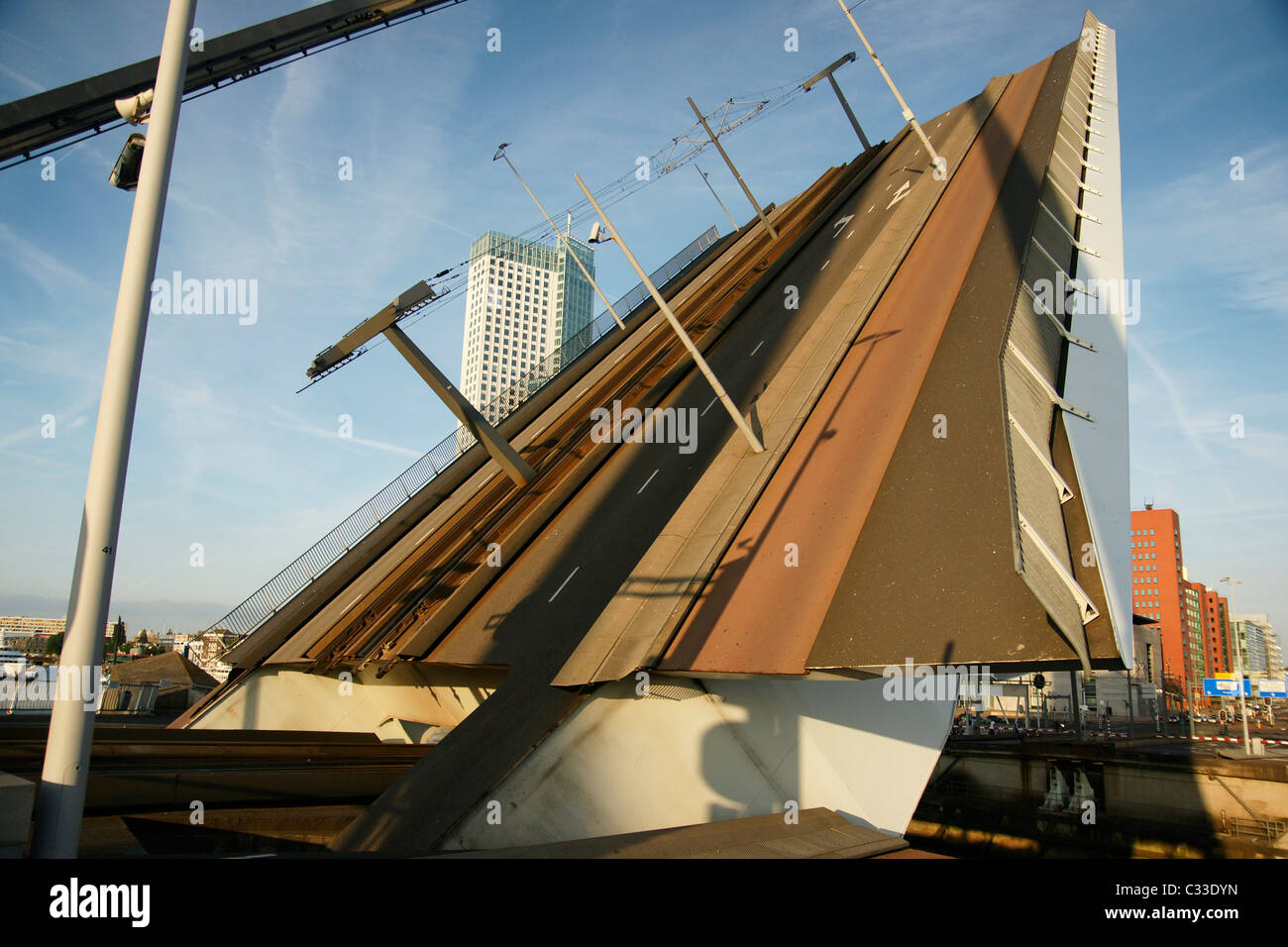 Öffnen Sie Straße Fluss Brücke blaue Himmel Erasmusbrücke Straße Rotterdam Niederlande Stockfoto