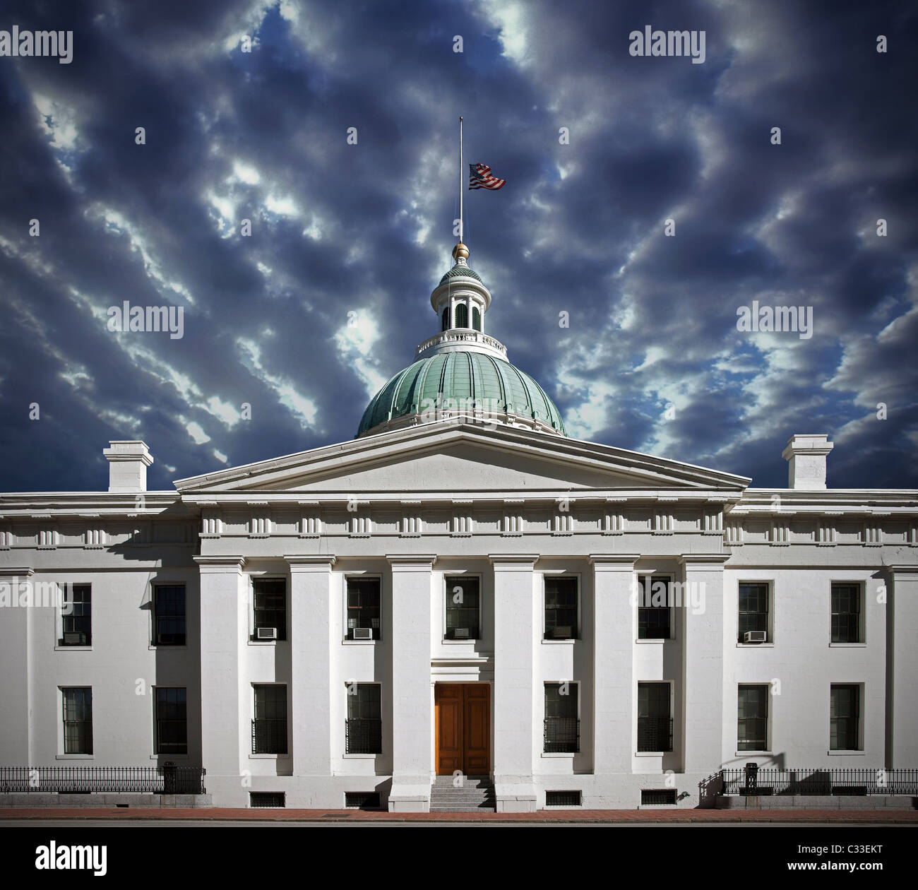 US-Flagge auf Halbmast auf dem Saint Loius Gerichtsgebäude Stockfoto