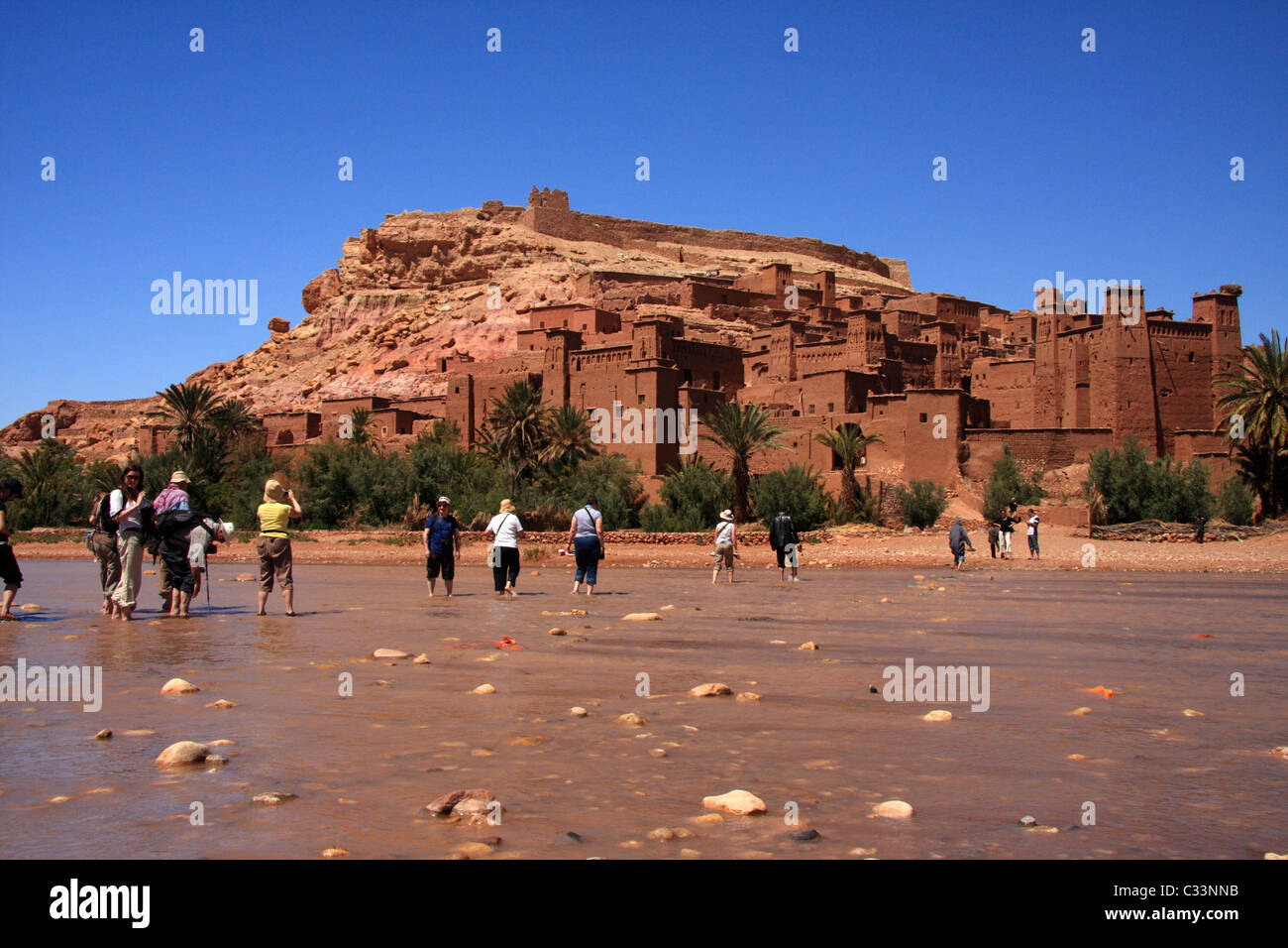 Besucher paddeln über Wadi Mellah Fluss, Ait Benhaddou zu erreichen, eine UNESCO eingeschrieben befestigten Dorf, Marokko, Afrika Stockfoto