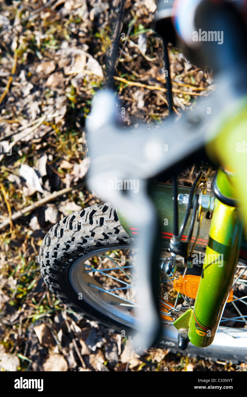Fahrrad-Rad vor dem Hintergrund der Herbst Landstrassen Stockfoto