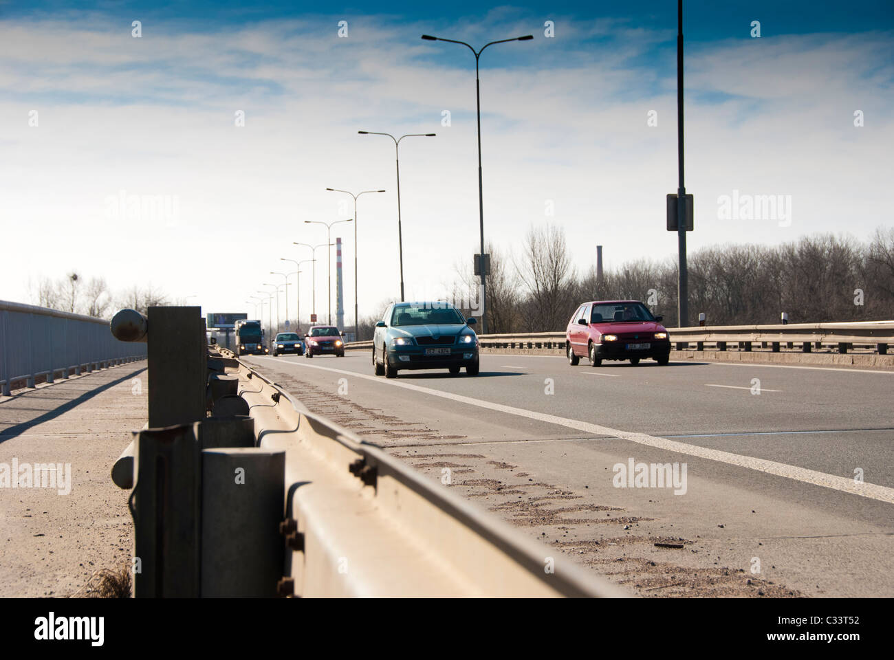 Autos auf einer Autobahn Stockfoto