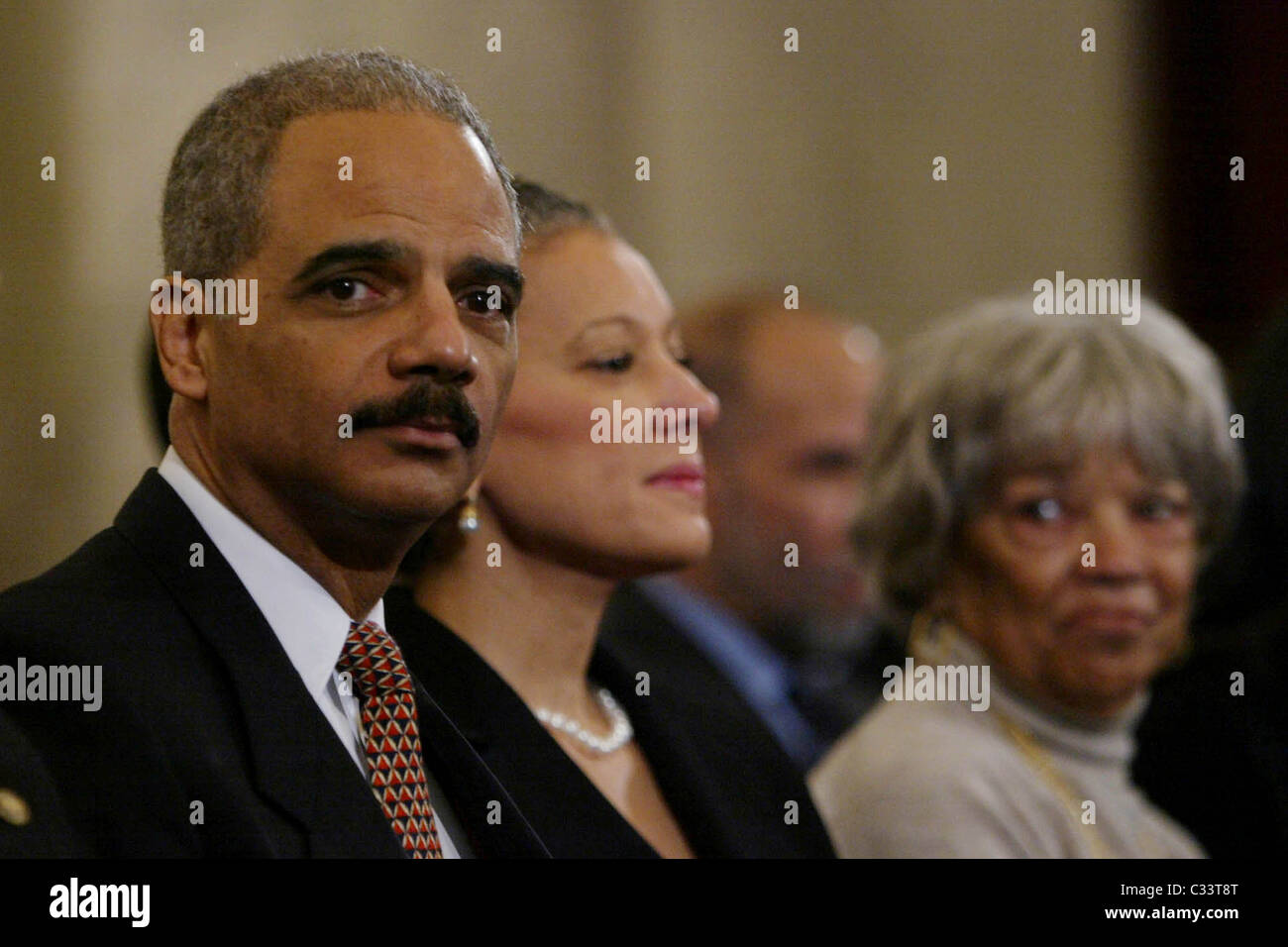 Eric Holder, Frau Sharon Malone und Mutter Miriam Inhaber der Justizausschuss des Senats Anhörung für Eric Holder, Stockfoto