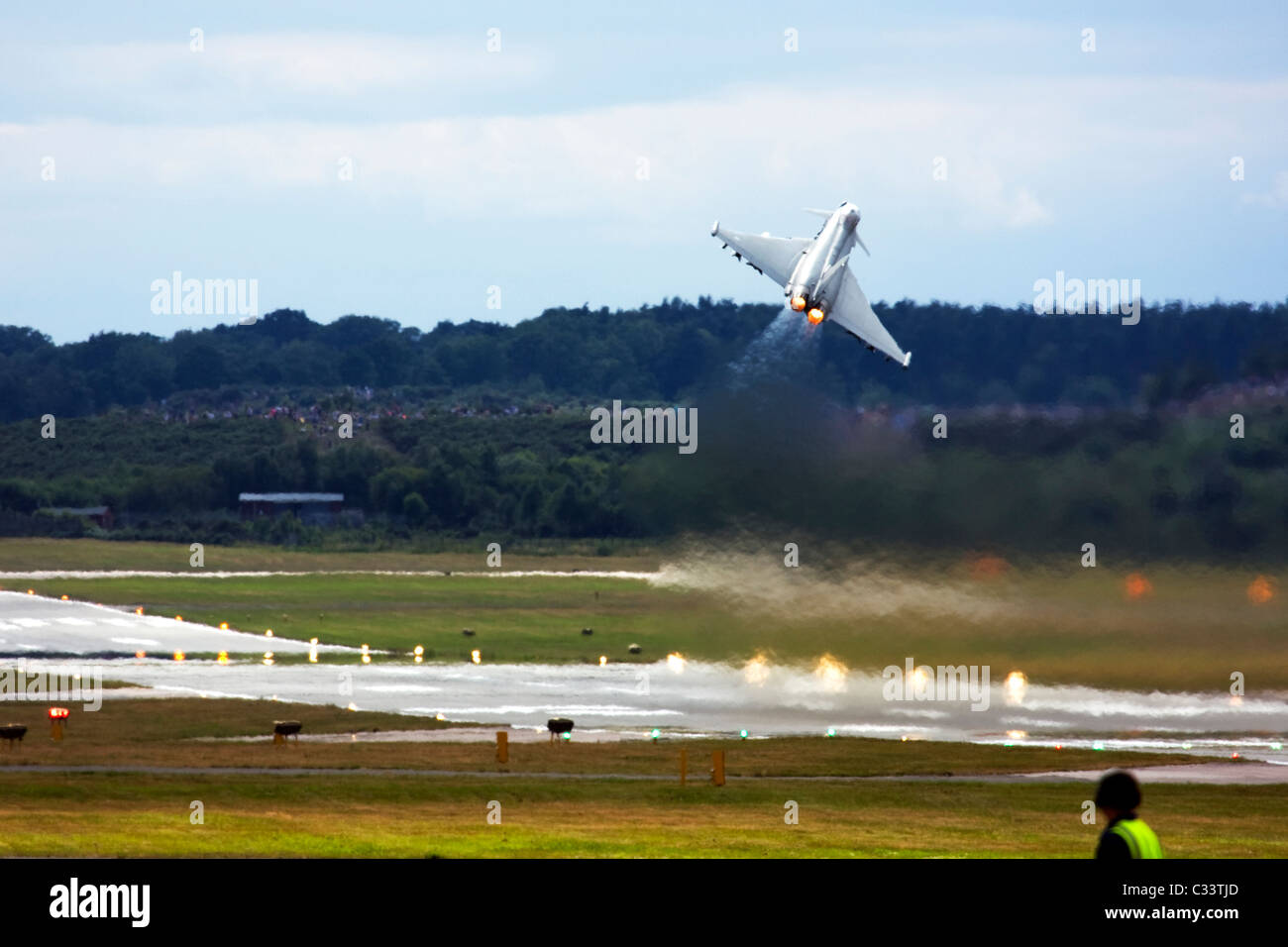 Royal Air Force Eurofighter EF 2000 Typhoon F2 leistungsstarke ausziehen in Farnborough International Airshow 2010, UK. Stockfoto