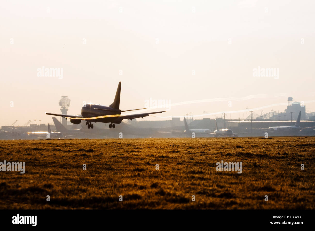 Verkehrsflugzeug, die Landung am Flughafen London Heathrow mit Kondensstreifen über die Flügel bilden. Stockfoto