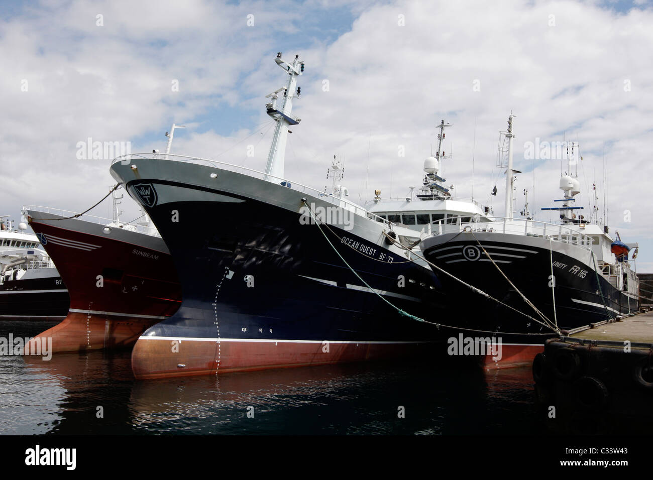 Große Fischerboote vertäut im Hafen von Fraserburgh an der Nord-Ost Küste von Schottland Stockfoto