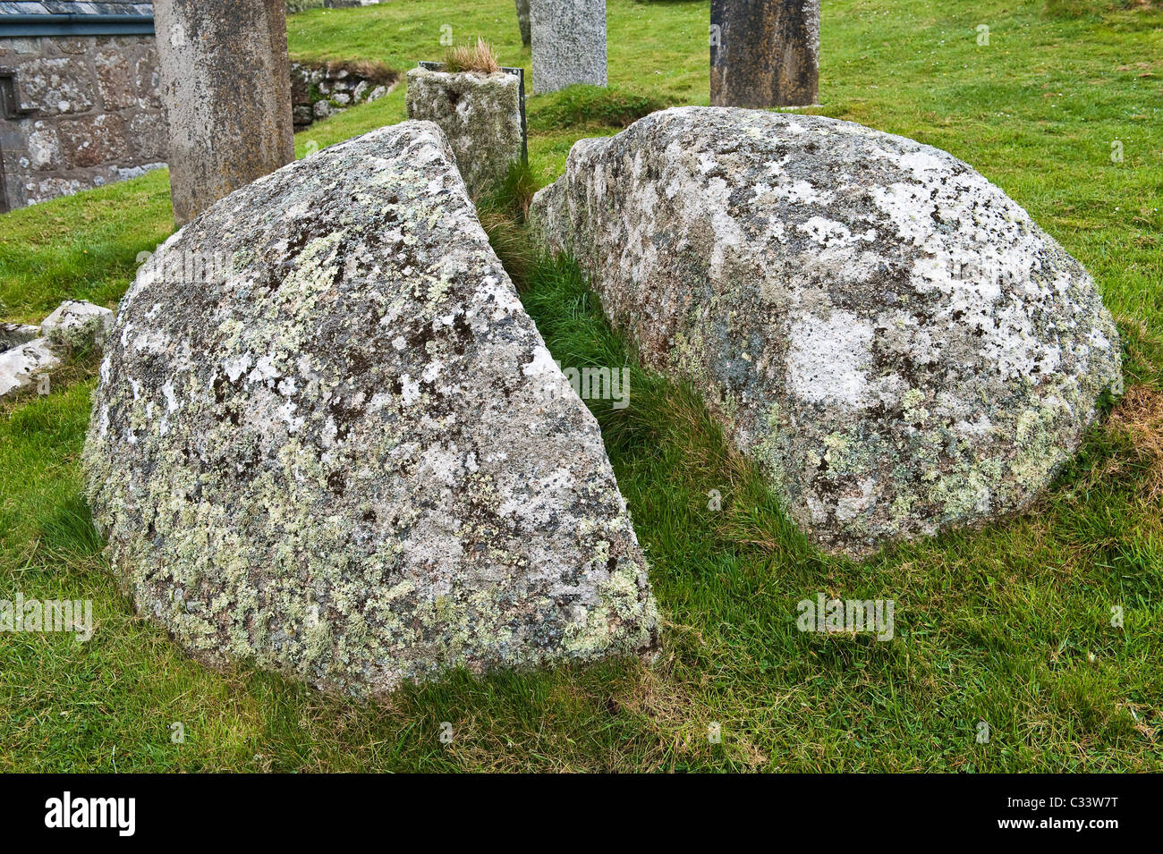 St Levan's Stone, St Levan, (in der Nähe von Porthcurno) Cornwall, Großbritannien. Der Stein soll von dem kornischen heiligen aus dem 6. Jahrhundert gespalten worden sein Stockfoto