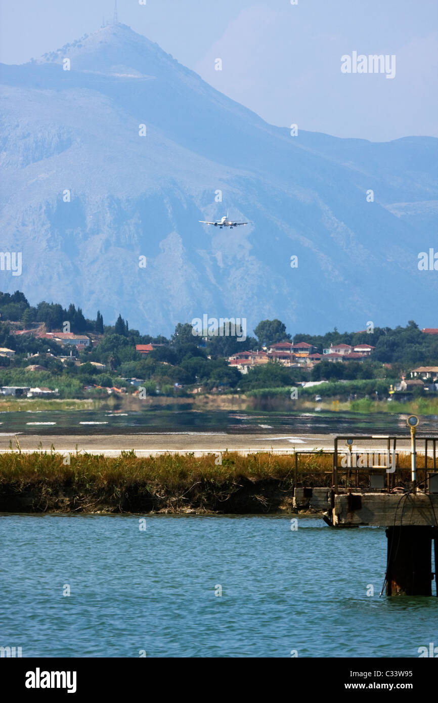 Flugzeug Landung in Korfu, Ioannis Kapodistrias Airport, Griechenland Stockfoto