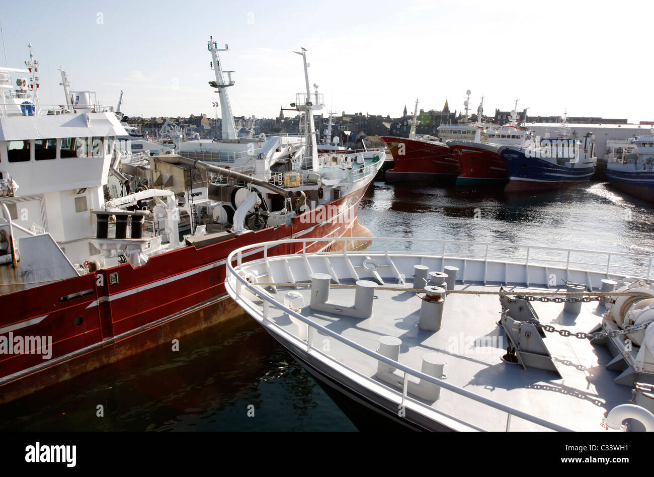 Große Fischerboote vertäut im Hafen von Fraserburgh an der Nord-Ost Küste von Schottland Stockfoto