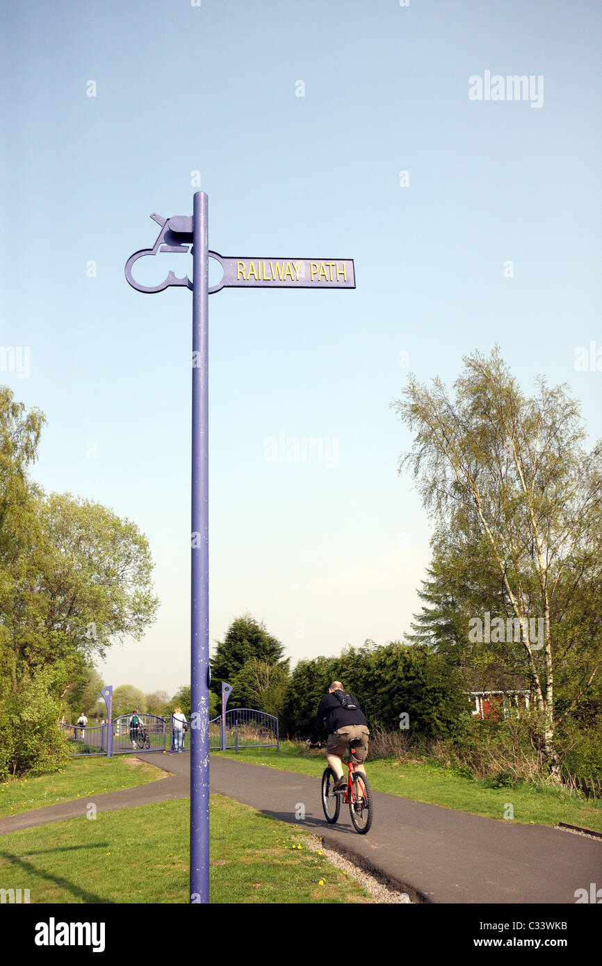 Radfahrer auf dem Paisley und Clyde Coast Railway Pfad zwischen Johnstone und Paisley Stockfoto