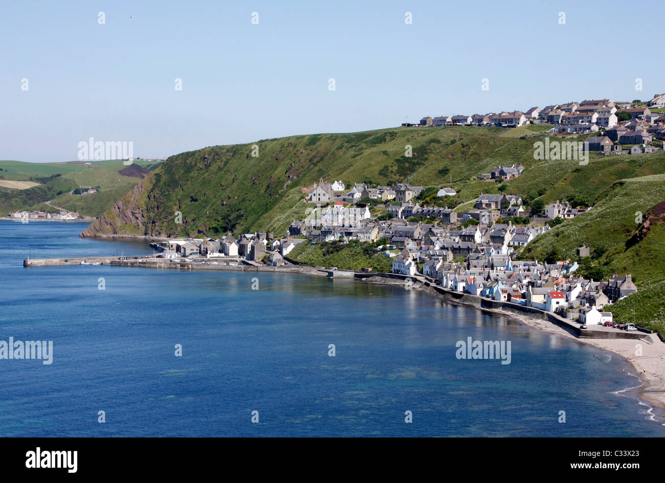 Ansicht von Gardenstown aus der zerstörten Kirche St Johns, im Nordosten von Schottland Stockfoto