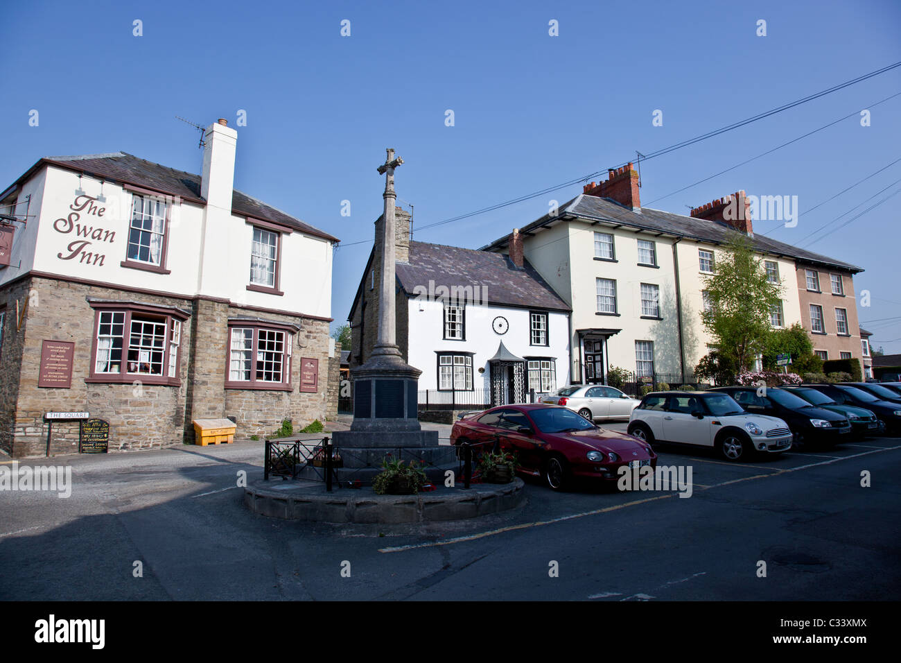Das Kriegerdenkmal, das Swan Inn in Square, Kington, Herefordshire Stockfoto