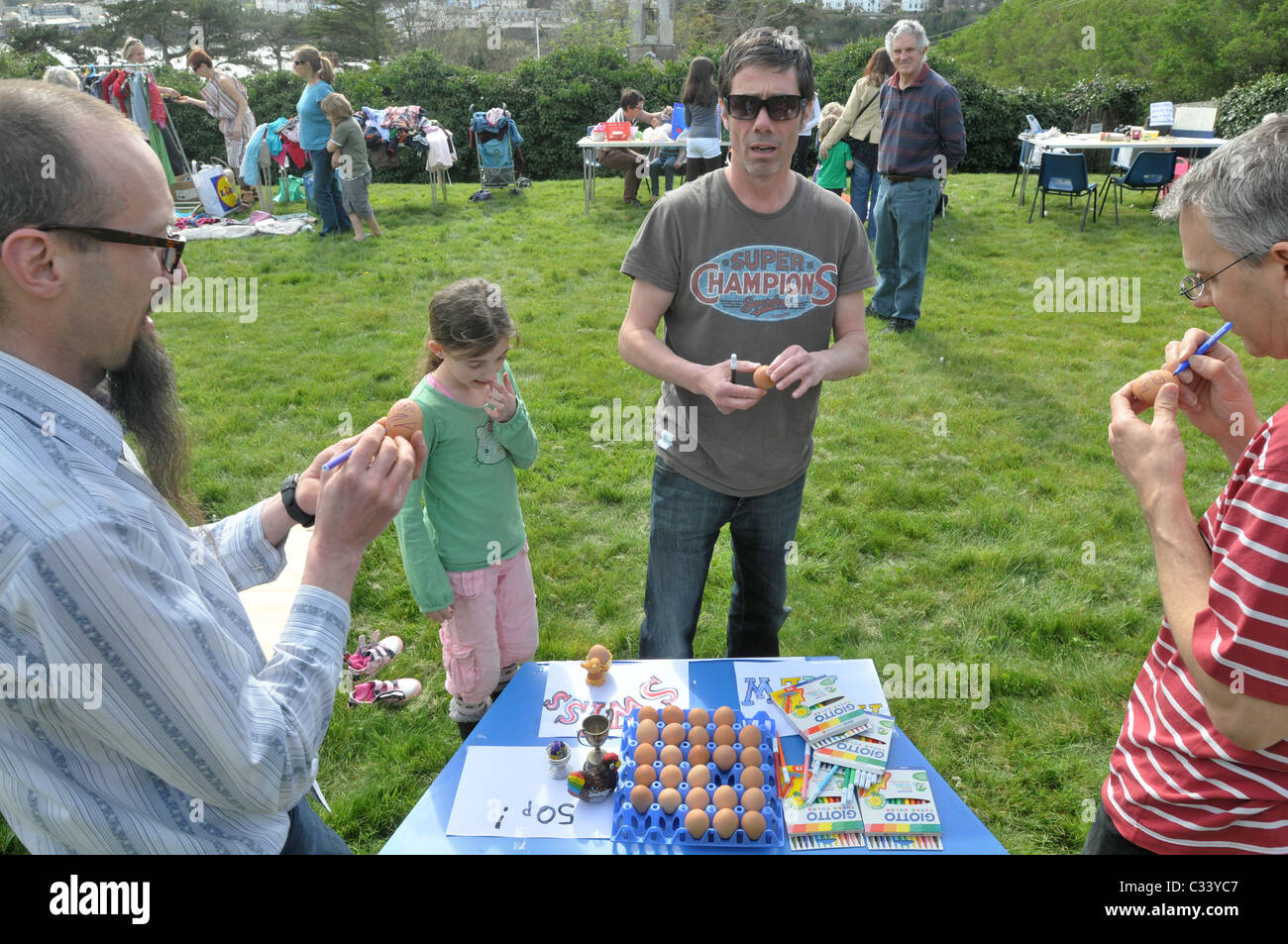 Eiern verziert in Vorbereitung auf ein Ei bashing Spiel bei einem Dorffest in Cornwall, Großbritannien Stockfoto