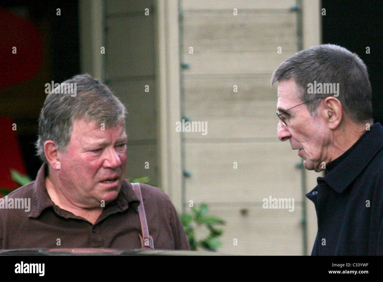 William Shatner und Leonard Nimoy ehemaligen 'Star Trek'-Stars teilen eine  Umarmung, nachdem Mittagessen zusammen am Mulholland Grill Los  Stockfotografie - Alamy