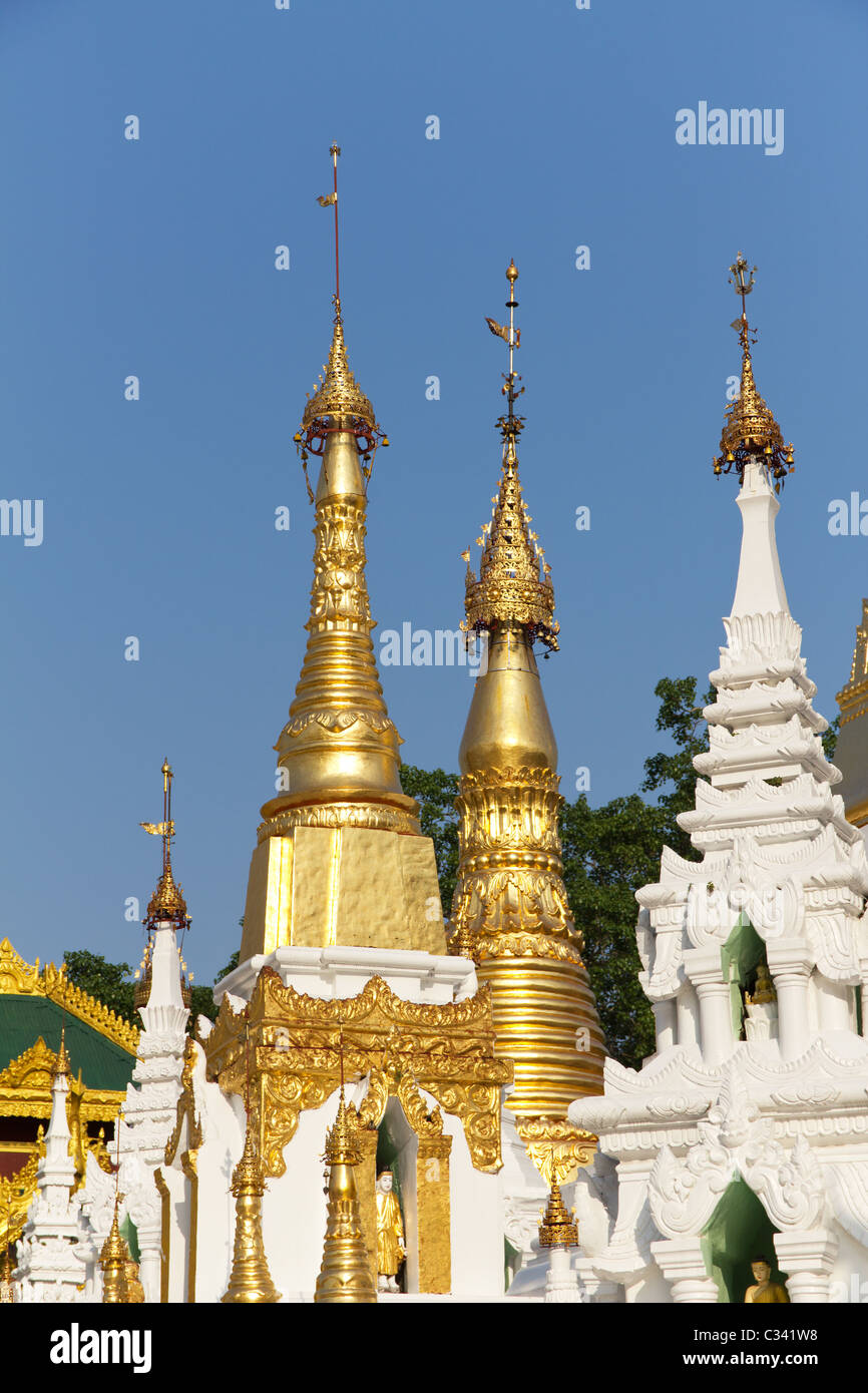 Gold kippte Stupas und Schreine an der Shwedagon-Pagode in Yangon, Myanmar Stockfoto