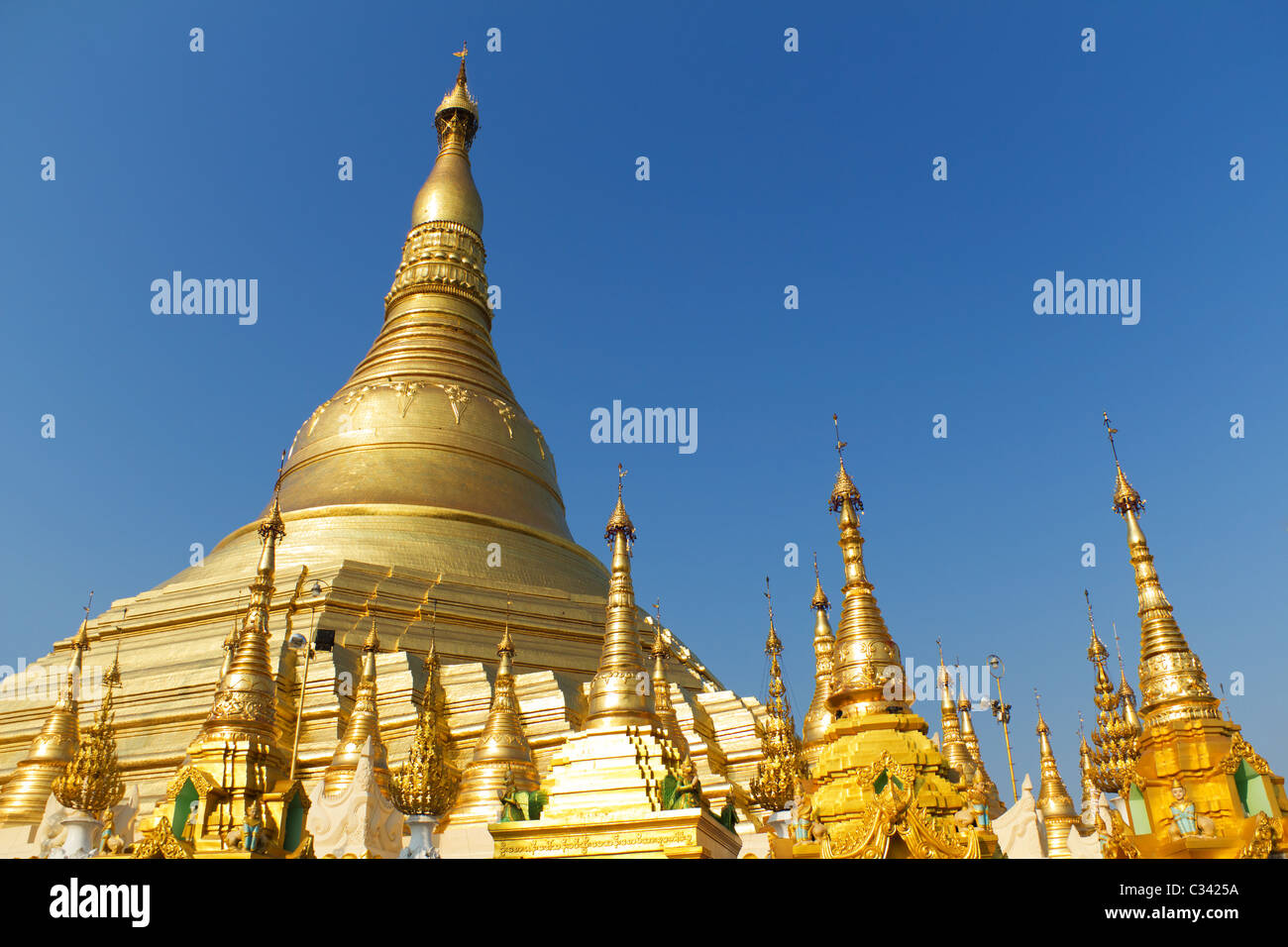 Goldene Stupas, Pagoden und Schreine der buddhistischen Tempel der Shwedagon Paya in Yangon, Myanmar Stockfoto