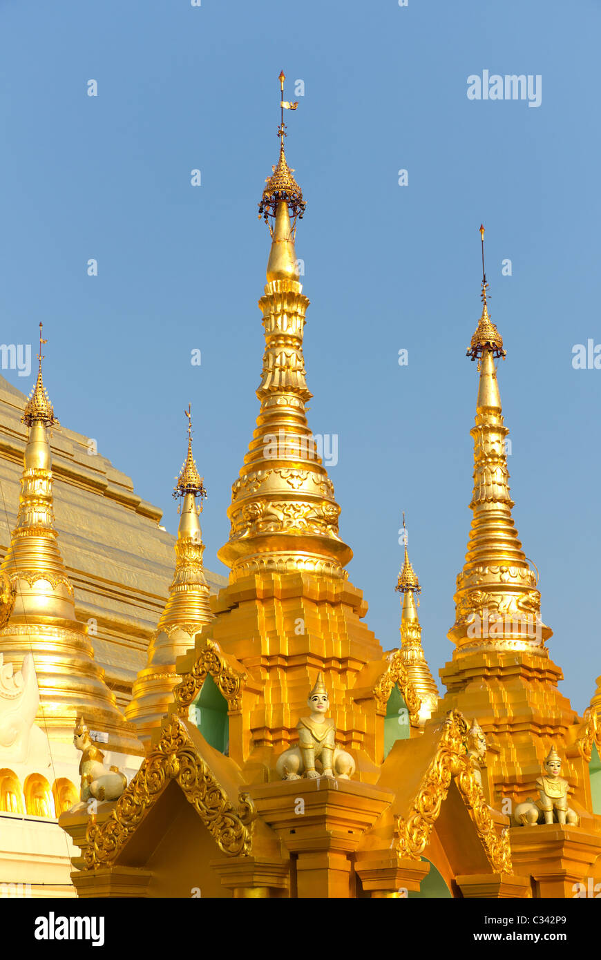 Fabelwesen auf Gold Schreine im buddhistischen Tempel der Shwedagon Paya oder Pagode in Yangon, Myanmar, ehemals Burma Stockfoto