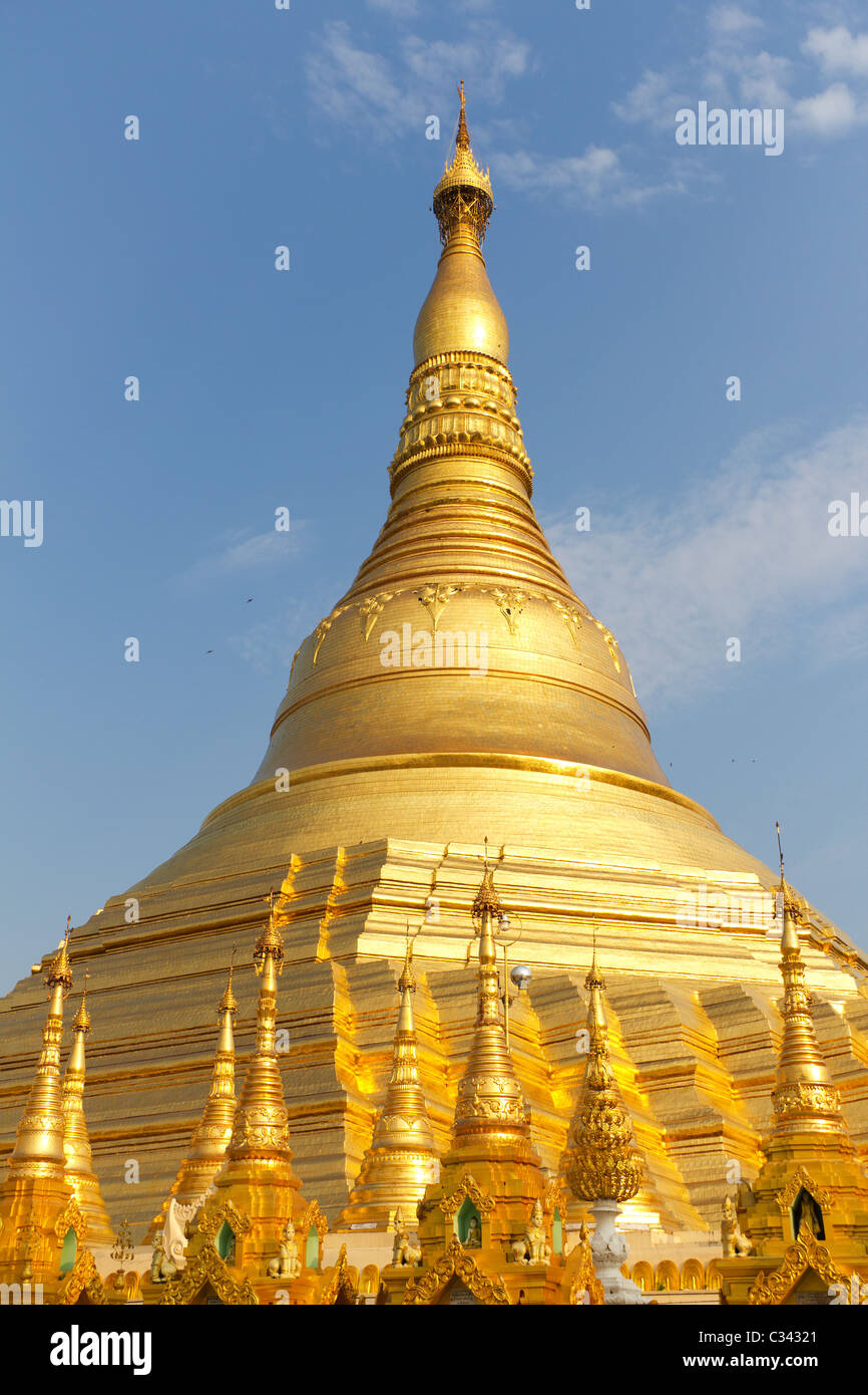 Goldene Pagoden und Schreine in der buddhistischen Shwedagon Pagode in Yangon, Myanmar (Burma) Stockfoto
