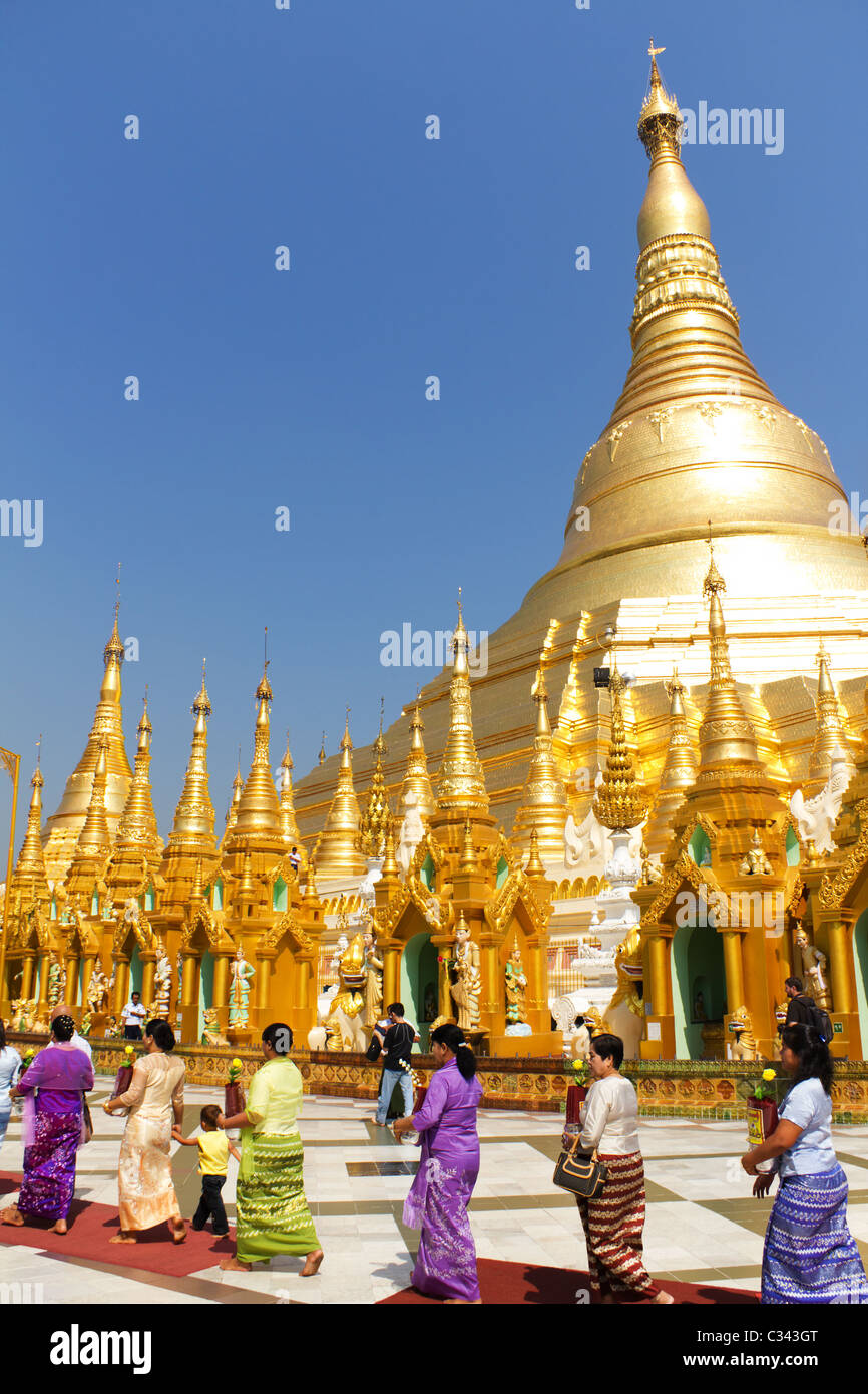 Prozession der Frauen mit Angeboten der buddhistische Tempel von Shwedegon Paya in Yangon, Birma vor dem Jahreswechsel in Myanmar Stockfoto