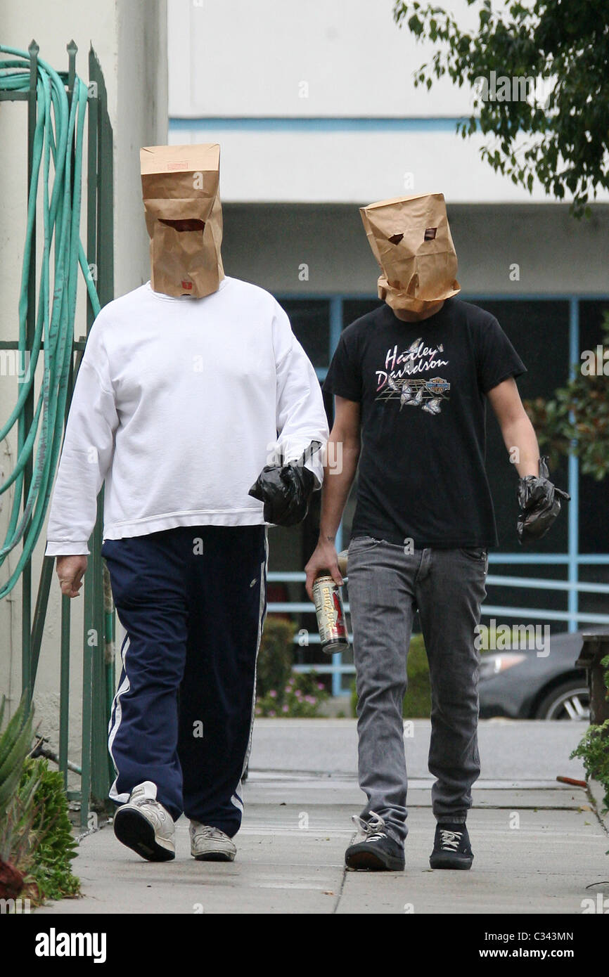 Shia LaBeouf versucht, seine Identität zu verbergen, durch das Tragen einer Papier-Tasche-Maske und Plastiktüte über sein Handgelenk werfen, wie er einen Spaziergang nimmt Stockfoto