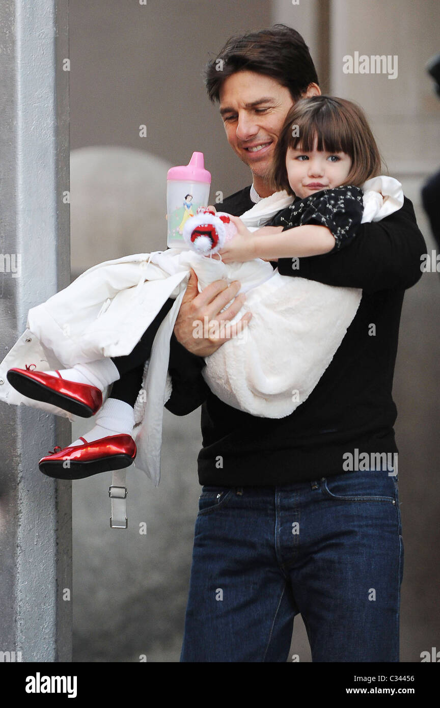 Tom Cruise seinen Manhattan Wohnsitz verlassen eingehülltes tragen seine  Tochter Suri Cruise eine Decke New York City, USA - 03.12.08  Stockfotografie - Alamy