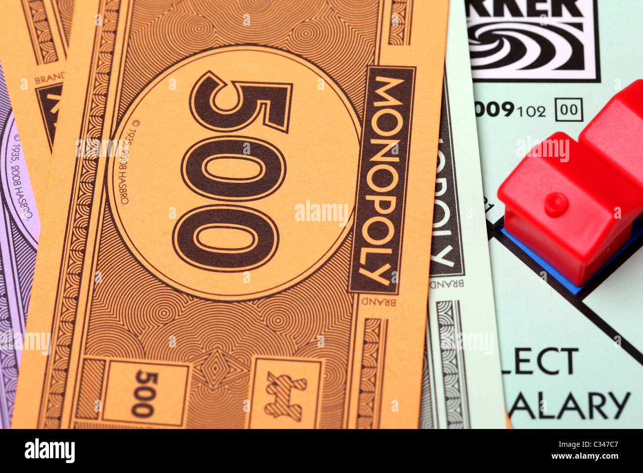 Geld und Hotels auf Monopoly-Spiel. Stockfoto